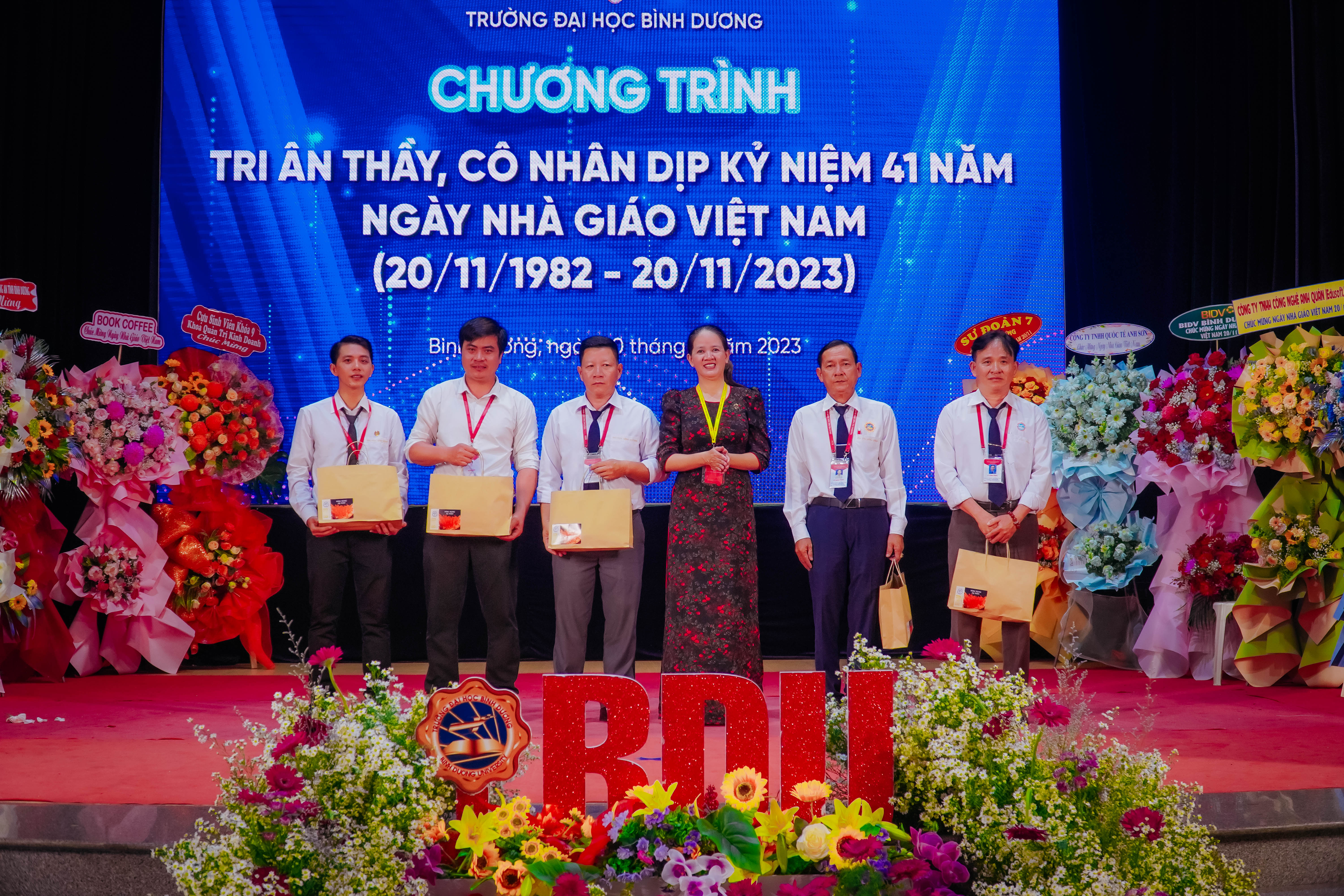 truong dai hoc binh duong to chuc chuong trinh tri an thay co 9